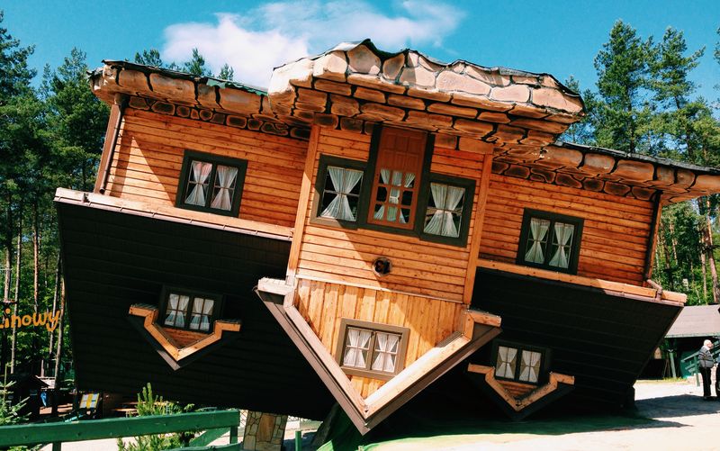 Перевернутый дом в Польше