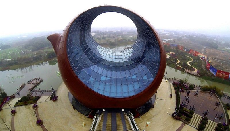 Китайское здание в форме чайника