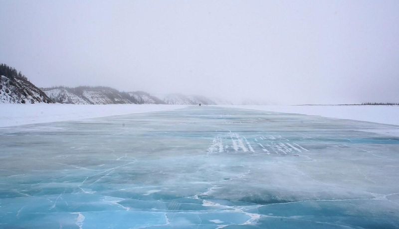 Ледяная дорога в Канаде