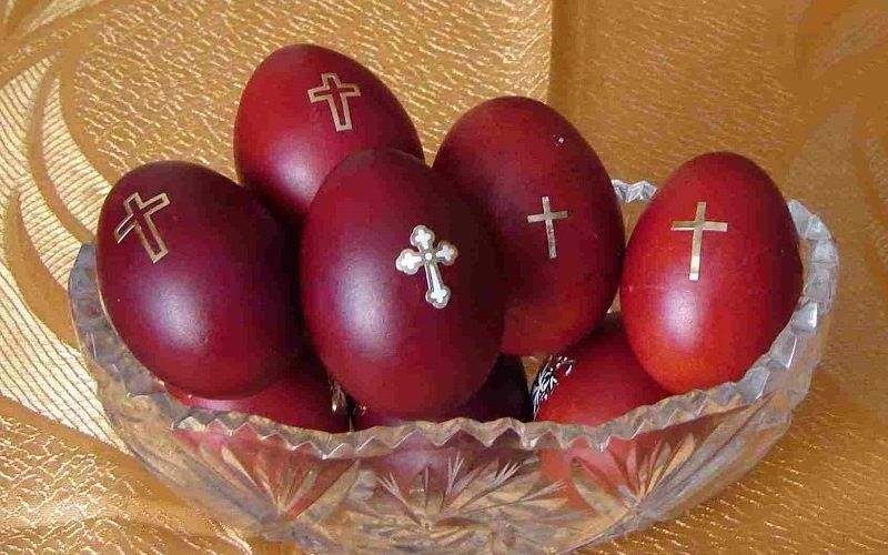 Пасхальные крашеные яйца
