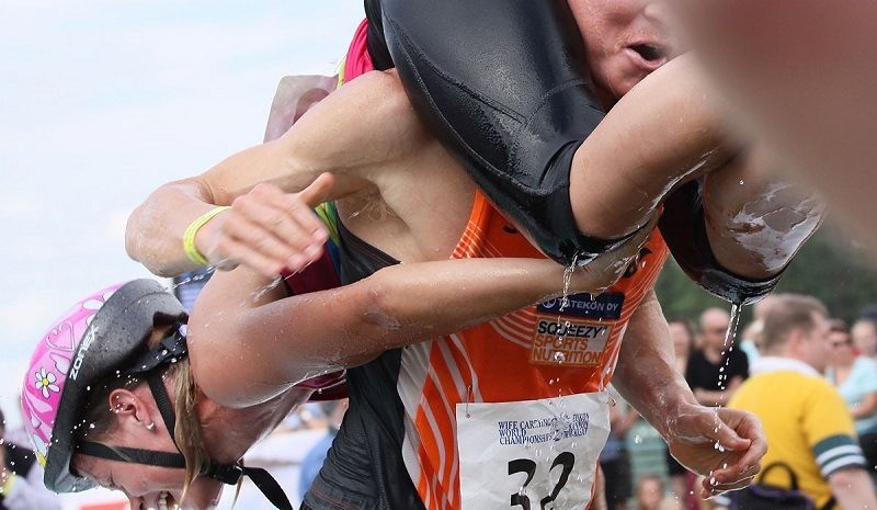 Мужчины с женами на поечах