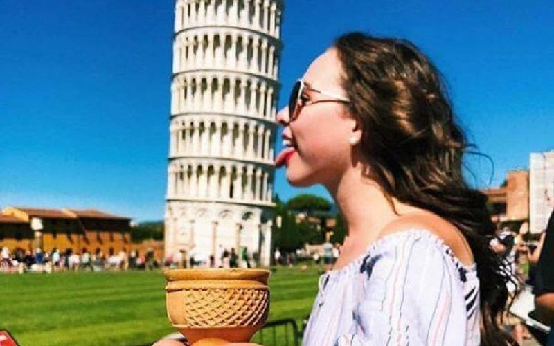 Девушка с мороженым