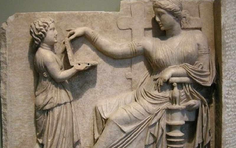 Древнегреческий ноутбук на барельефе