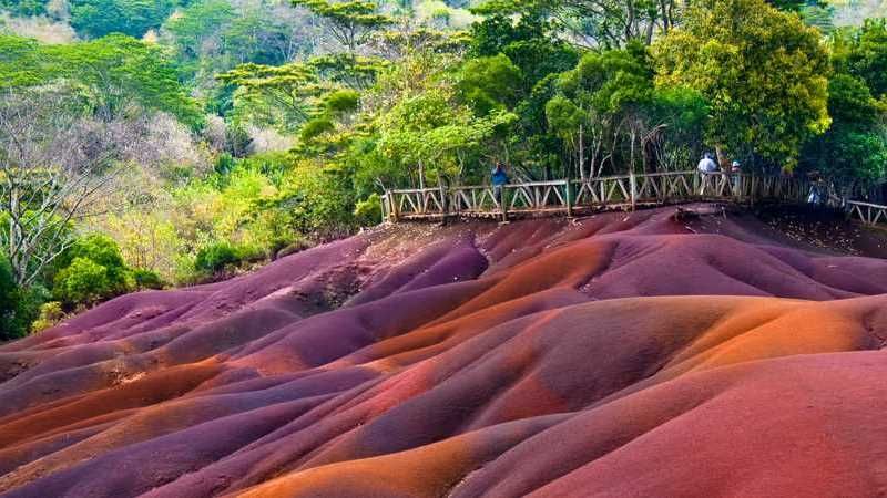 Разноцветные песчаные дюны Маврикии