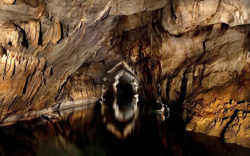 Подземная река в пещере недалеко от Пуэрто-Принсеса