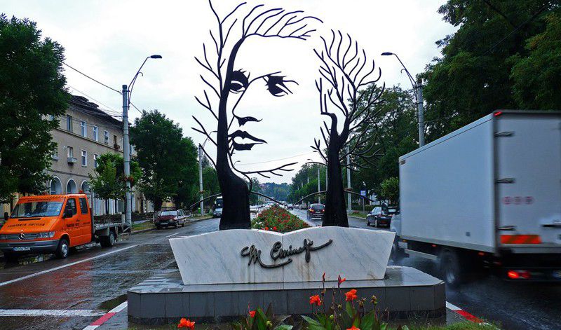 Памятник поэту Михаю Эминеску