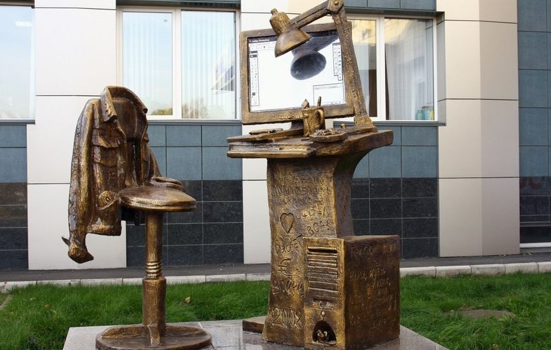Памятник дизайнеру в Красноярске