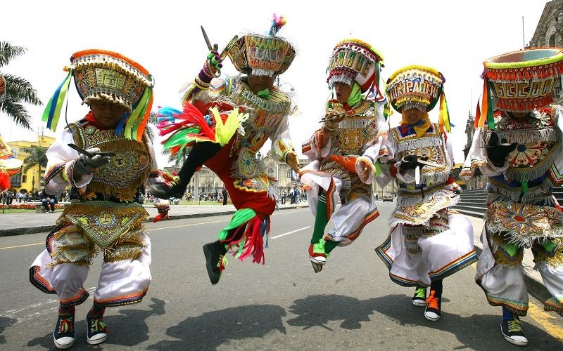 Перуанский танец с ножницами