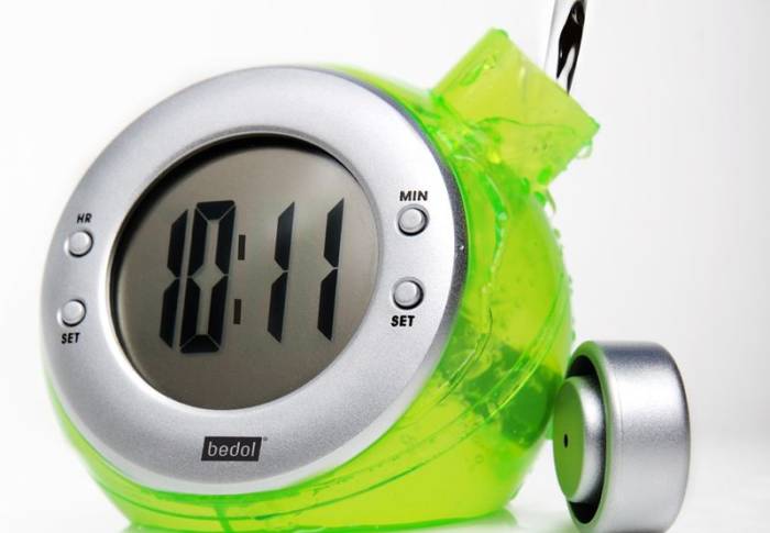 Креативные часы, работающие на воде