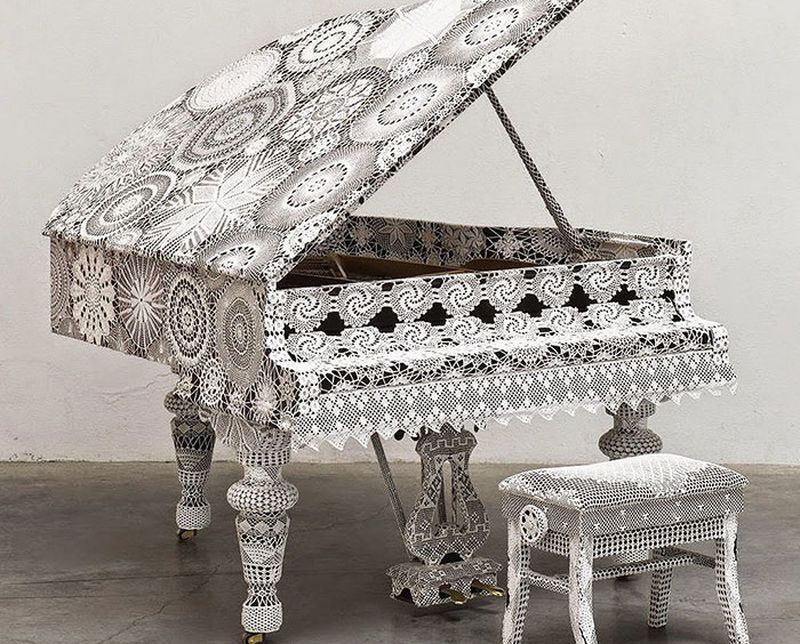 Рояль, обвязанный крючком