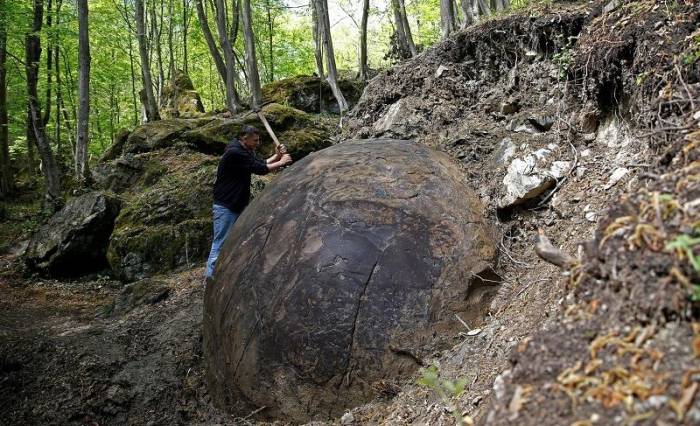 Камень-шар в Боснии