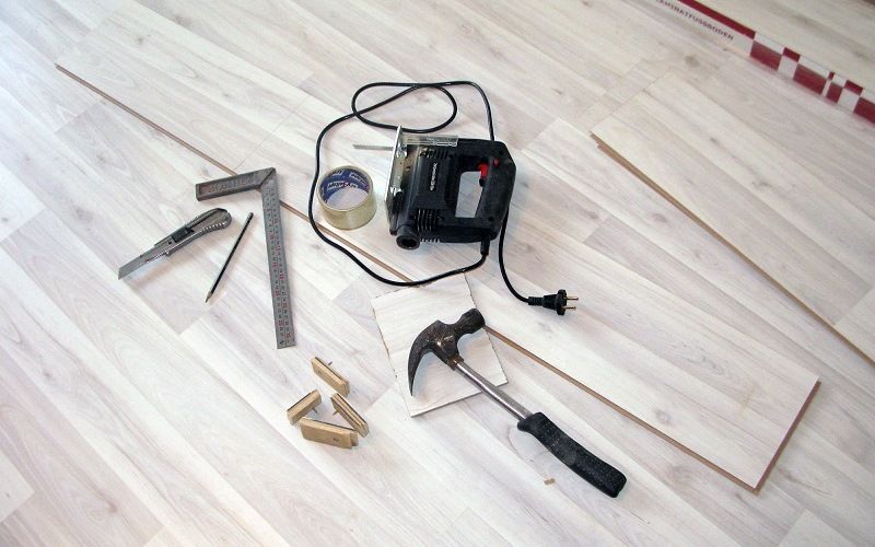 Диагностика качества поверхности пола перед укладкой ламината
