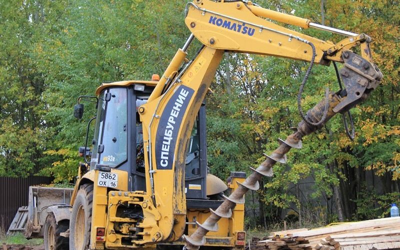 Шнековый бур на базе трактора