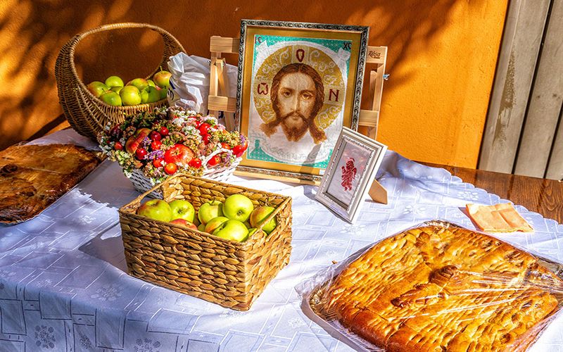 Икона и яблоки