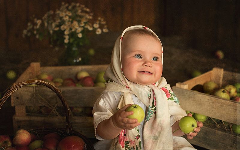 Девочка с яблоками