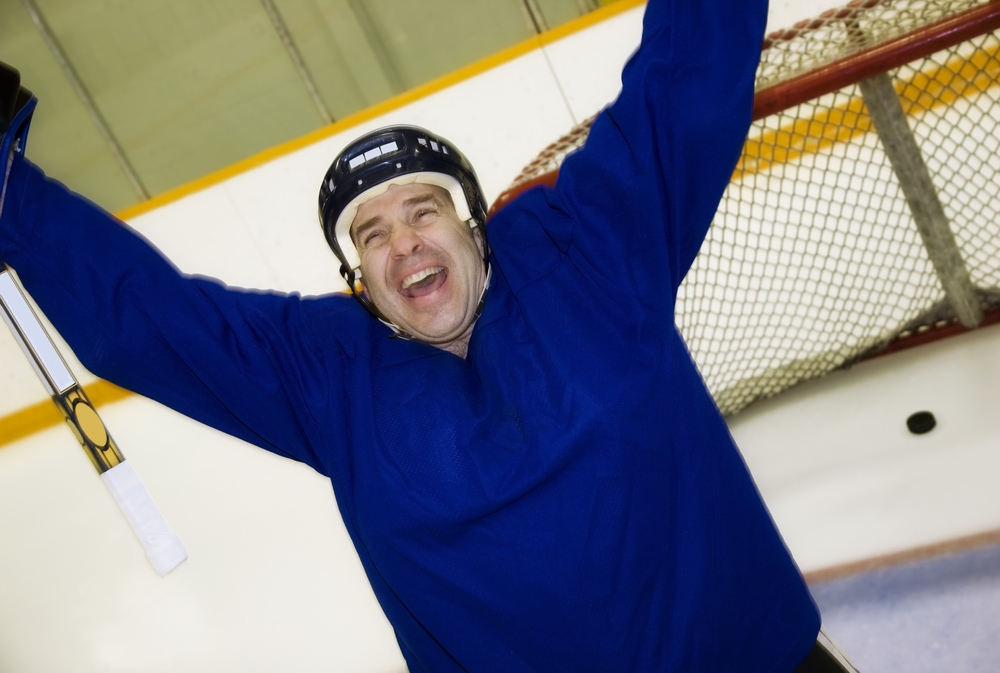 хоккеист забросил шайбу